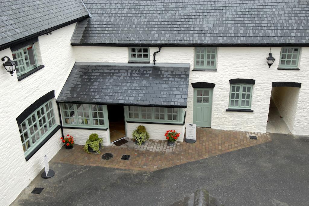 Gwesty'R Emlyn Hotel Newcastle Emlyn Exteriör bild